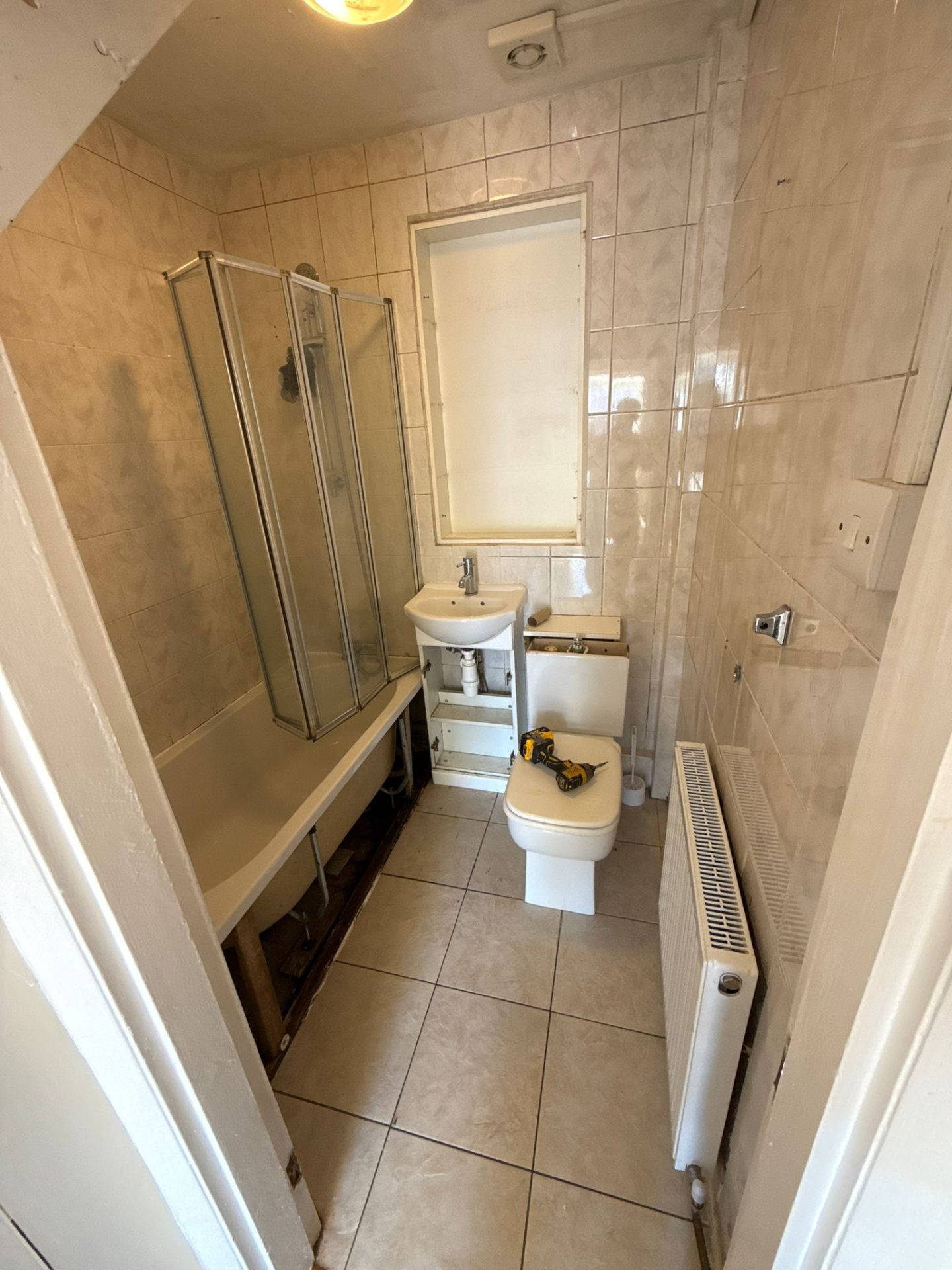 Dated bathroom before remodelling